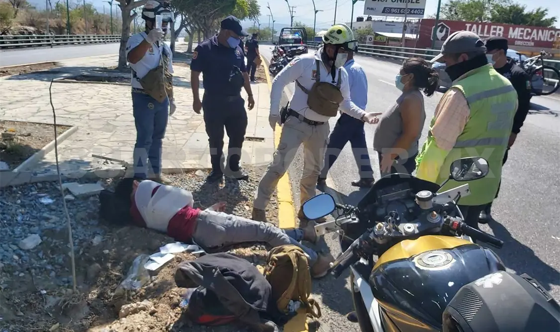 Motociclista choca contra andén central