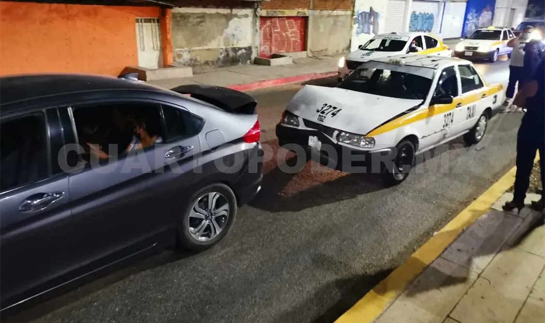 Taxista se estrella por alcance contra Honda