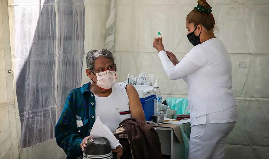 Gobierno va por inocular a grupo de 50 a 59 años