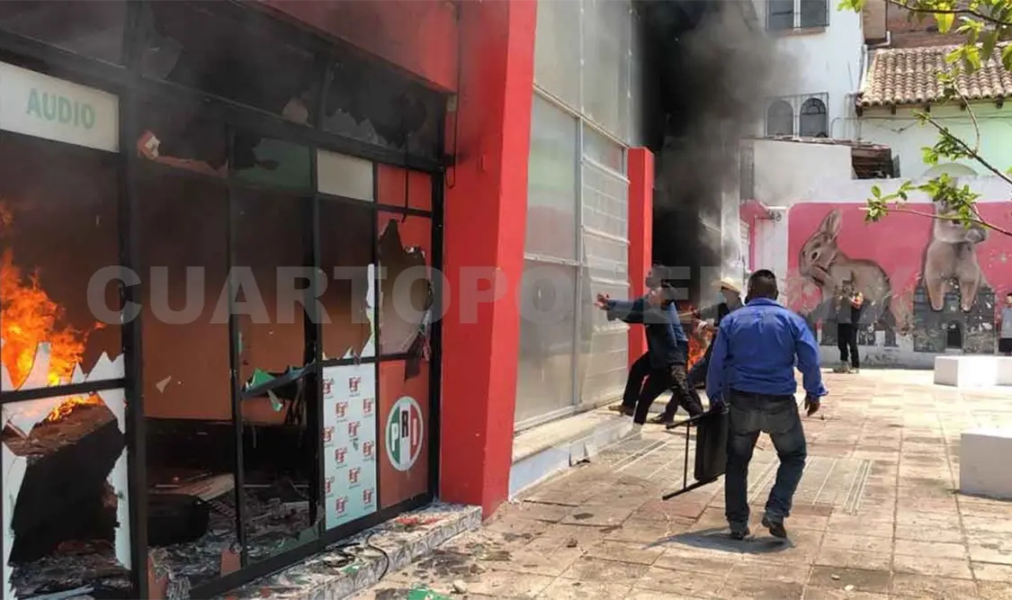 Pobladores de Chanal queman instalaciones del PRI
