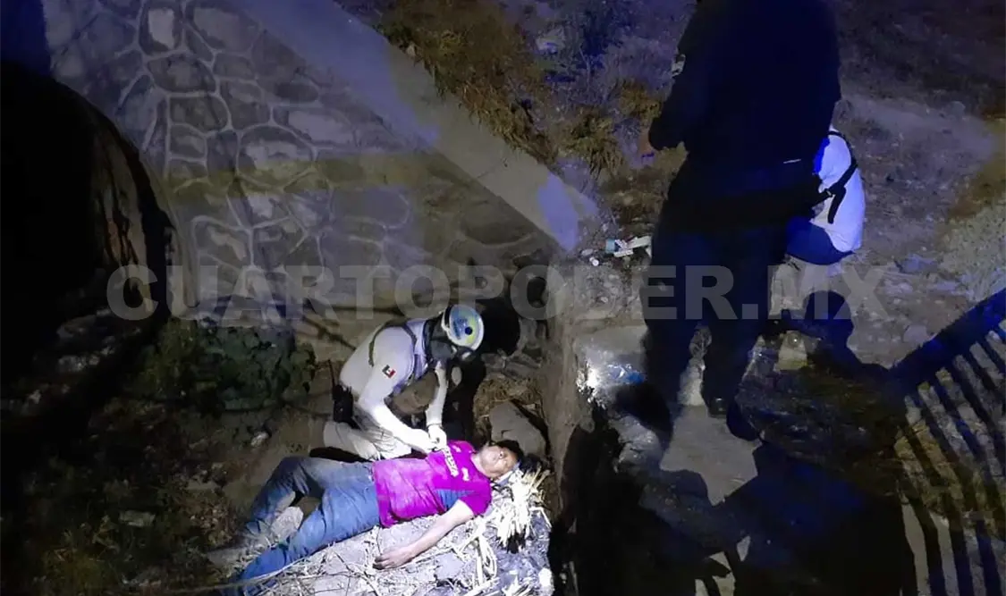 Cae en un canal de aguas negras y resulta lesionado