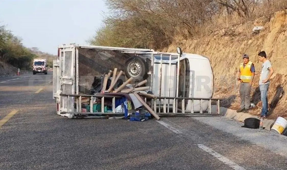 Camioneta queda volcada en la autopista a Arriaga