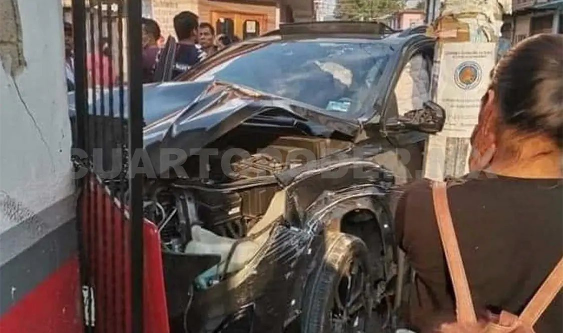Pierde el control y estrella su carro en una vivienda