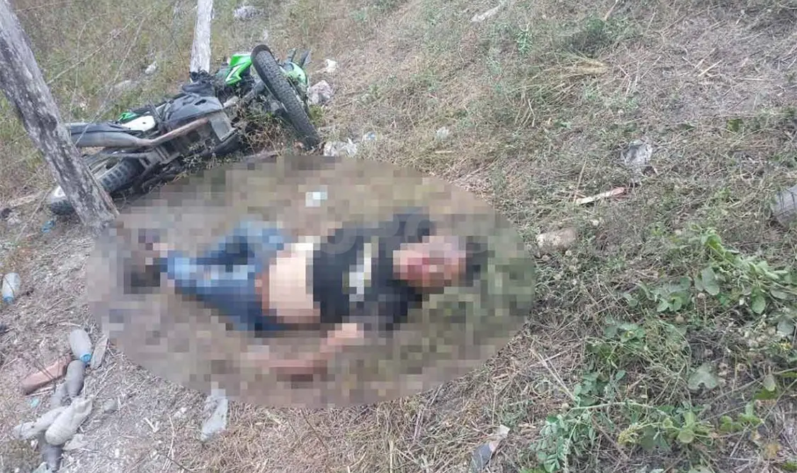 Muere motociclista al estrellarse contra poste