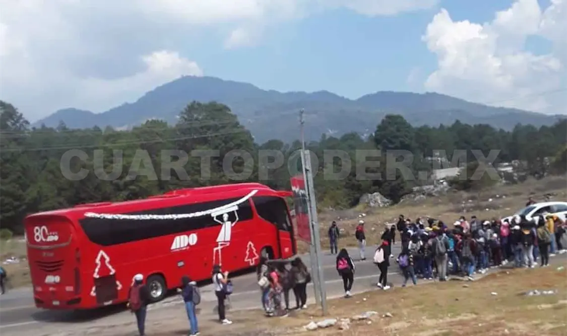 “Estudiantes” bloquean y retienen autobuses