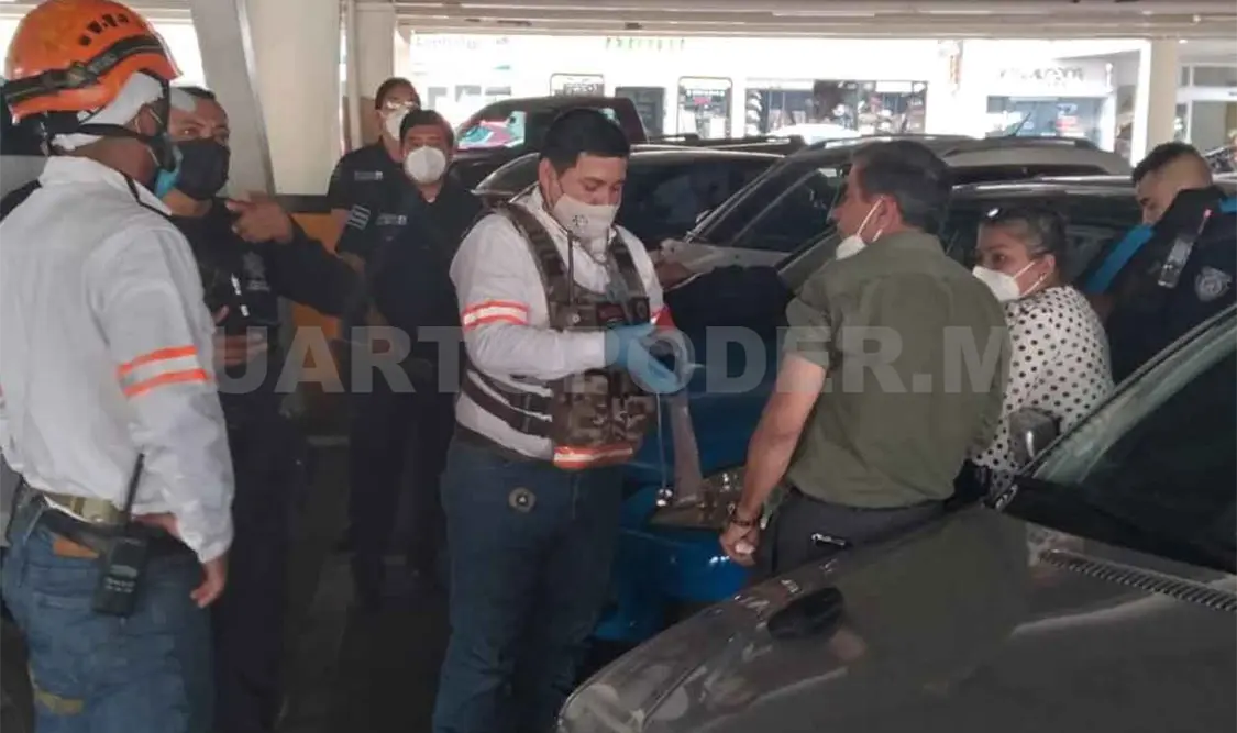 Armados roban Blazer a pareja en plaza Crystal