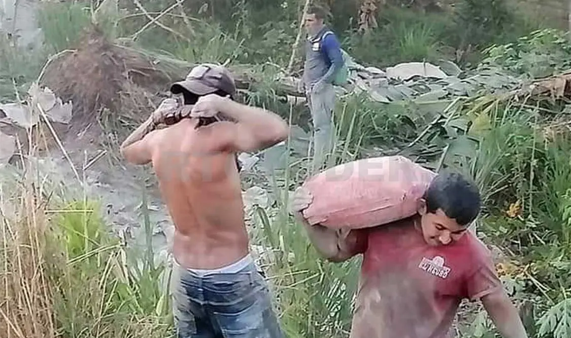 Un grupo de personas aprovechó el accidente para llevarse varias toneladas de cemento. Genaro Sánchez / CP