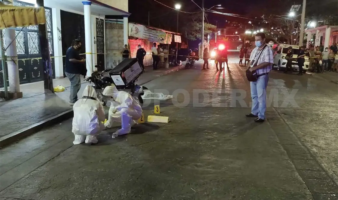 Motociclista de reparto embiste y mata a peatón
