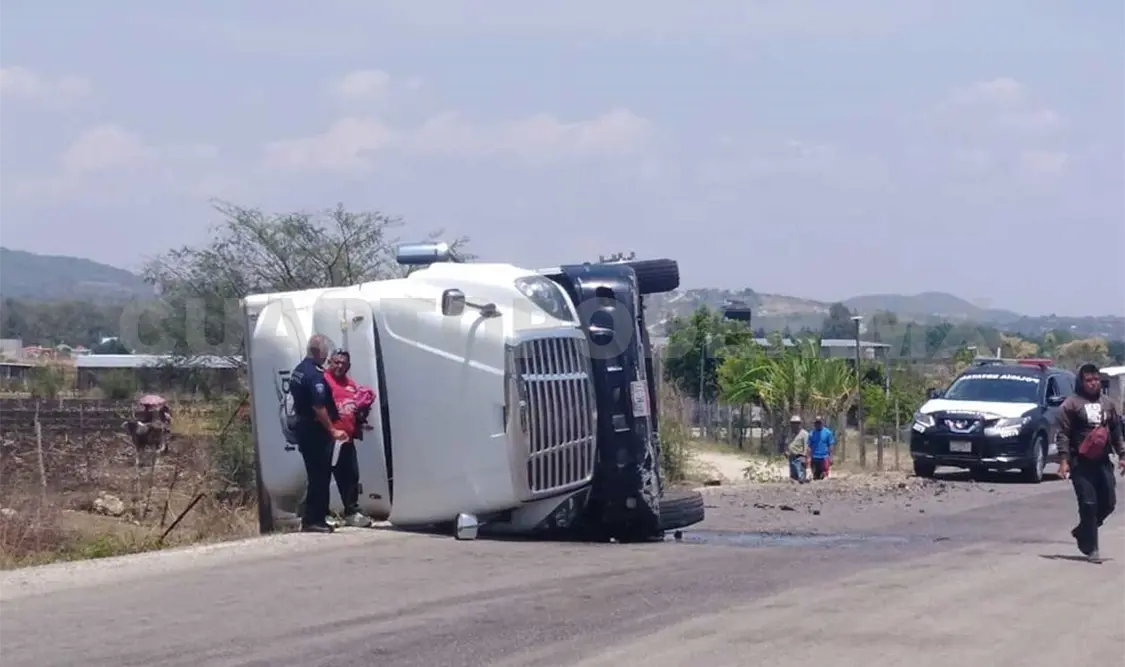 Vuelca tráiler en libramiento Oriente