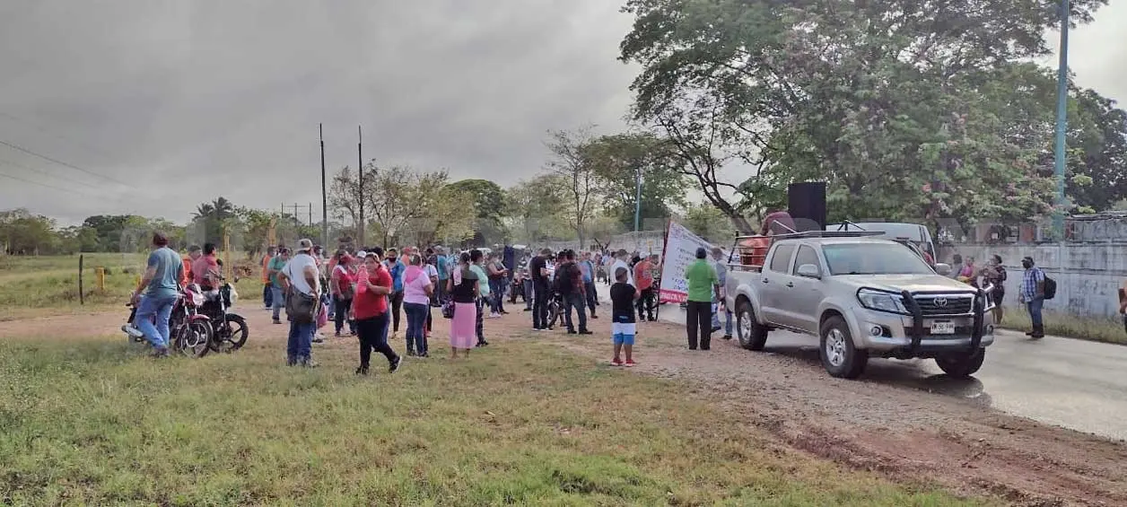 Obreros exigen generación de empleo a Pemex