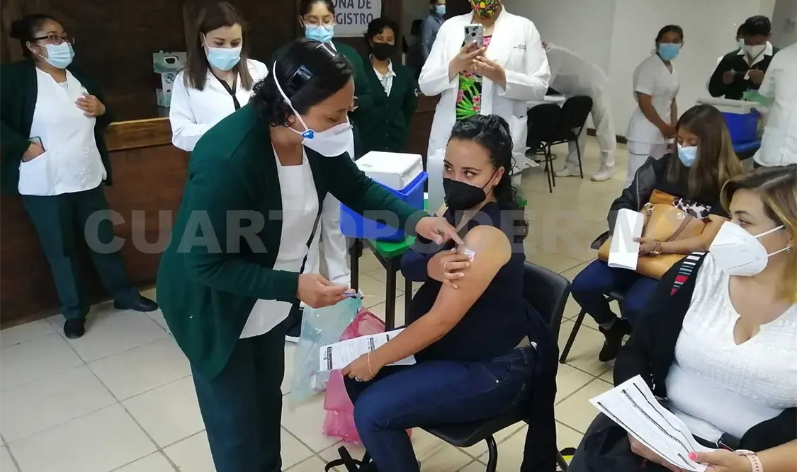 Nutrida participación en vacunación a docentes