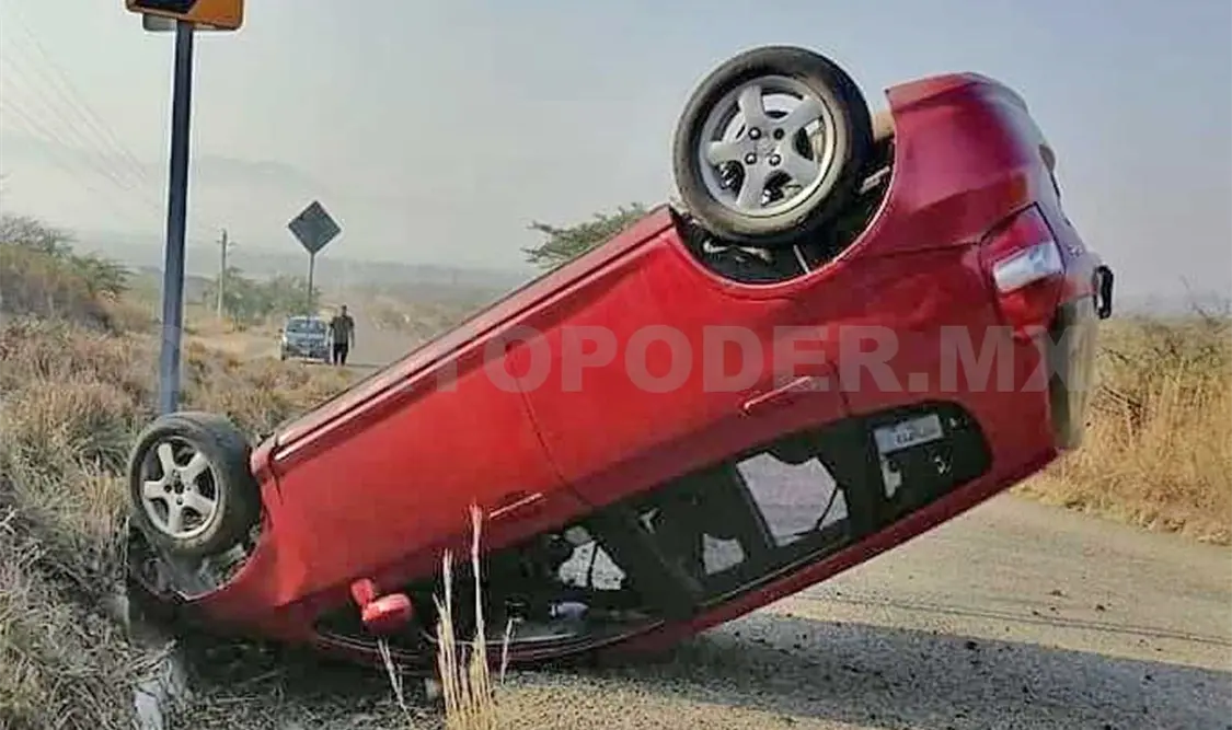 Vuelca conductor en tramo en reparación