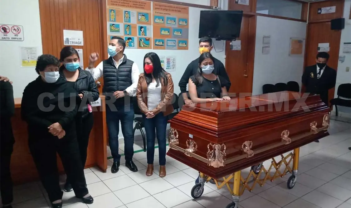 Personal del hospital da último adiós a don Mariano