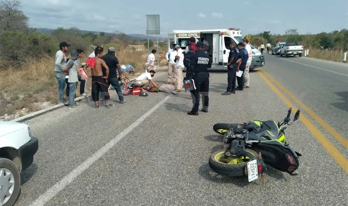 Derriban a joven motociclista; es hospitalizado