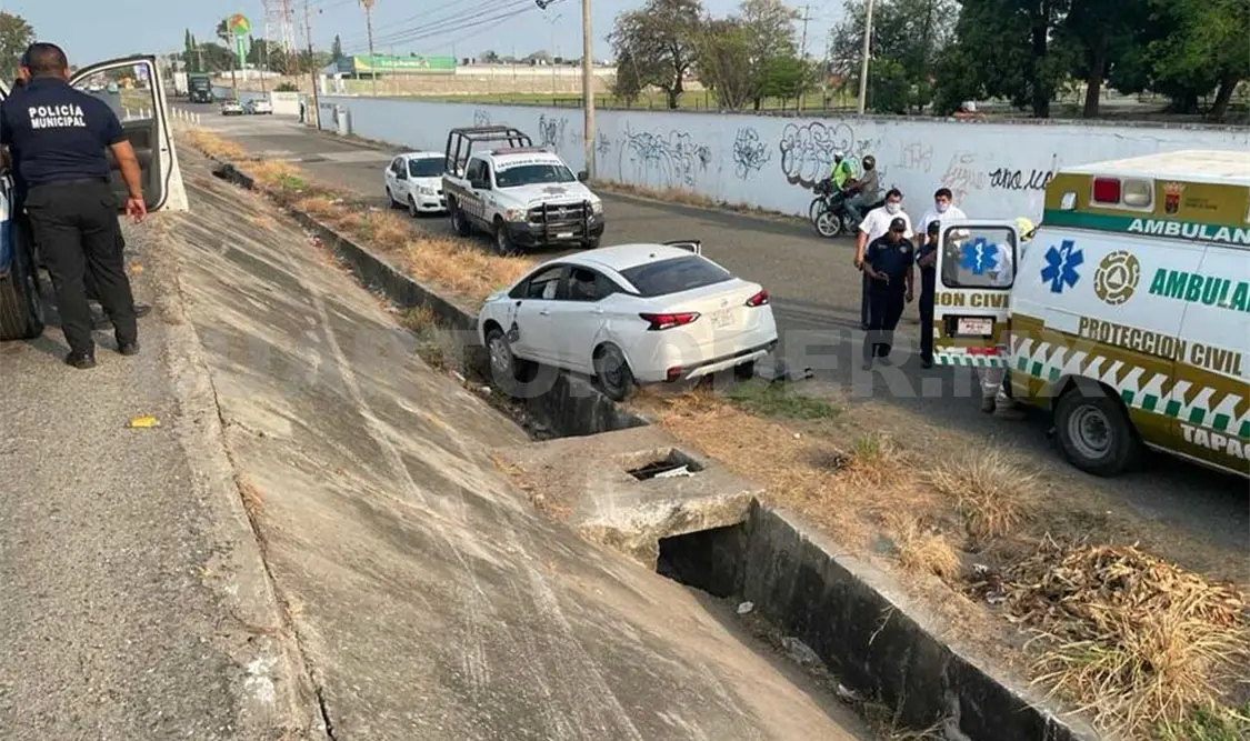 Dama sufre aparatoso accidente en vía rápida