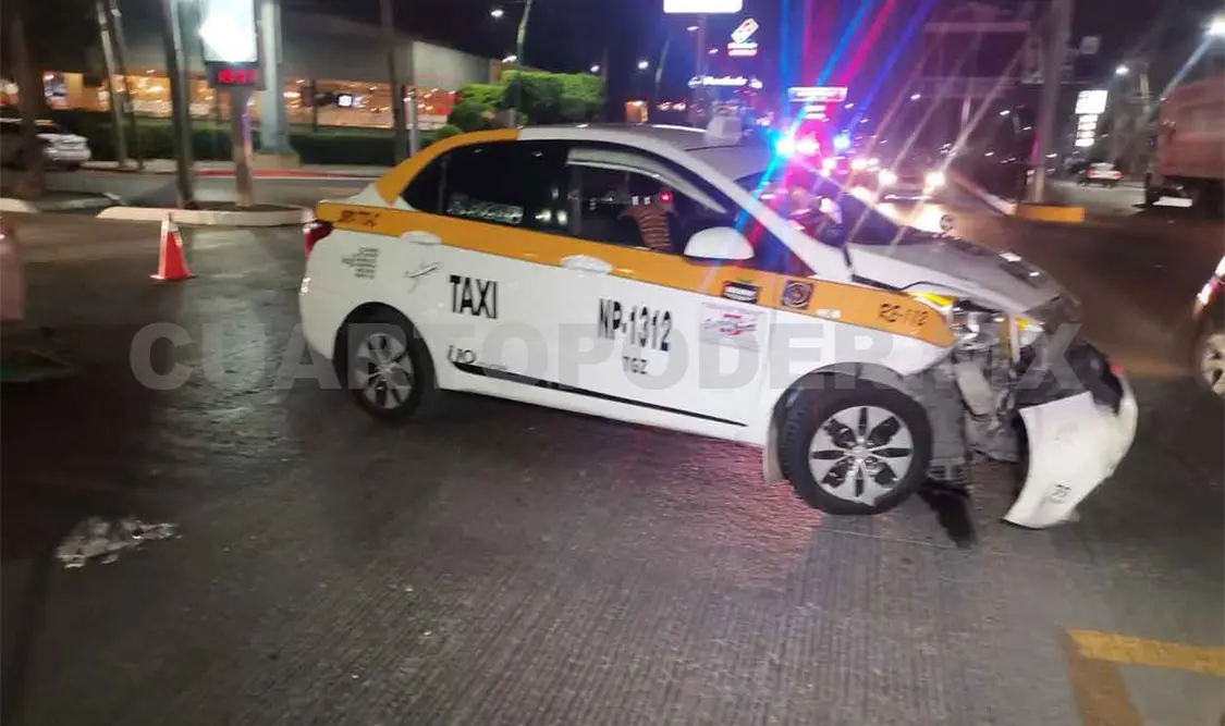 Colisionan taxistas y resulta una menor con lesiones
