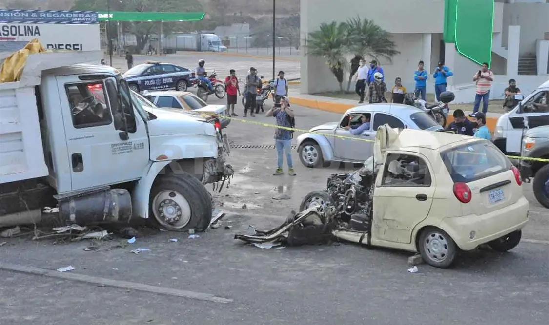 Estrella su Matiz en volteo y fallece en hospital
