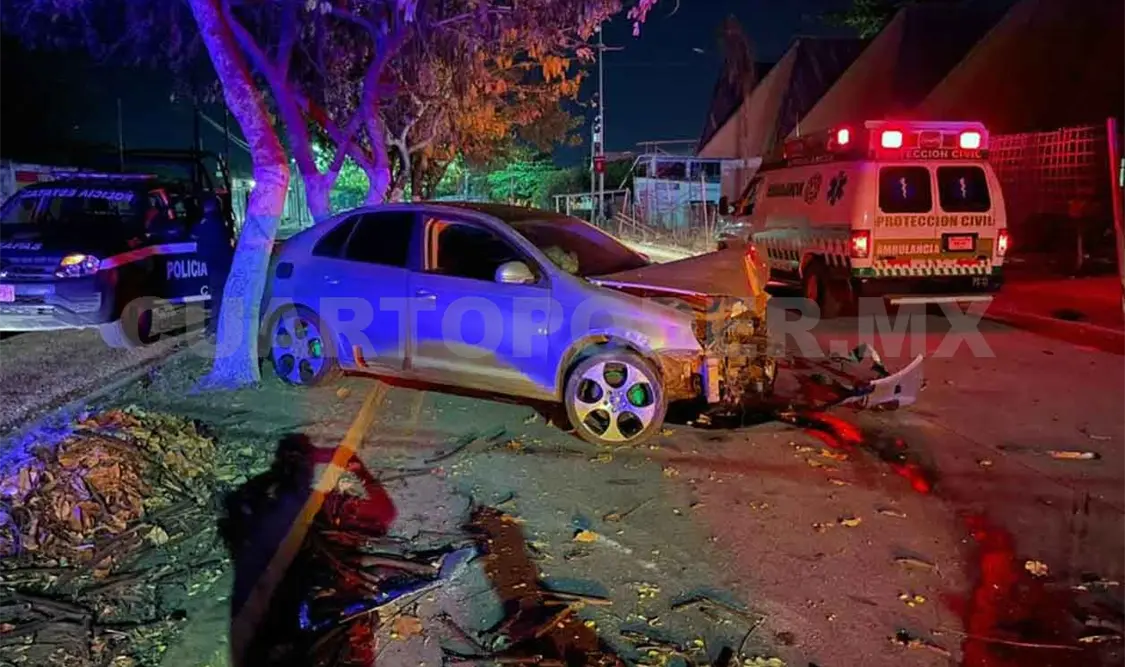 Acelerado condutor pierde el control y choca en árbol