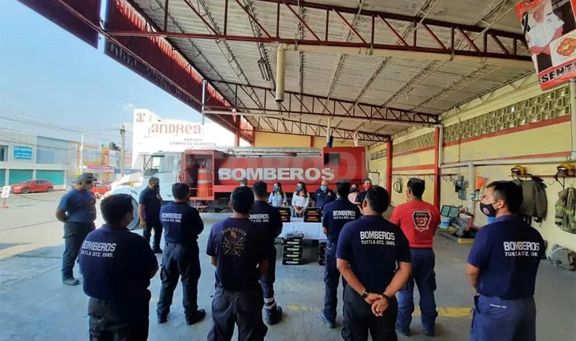 Reciben donación de uniformes