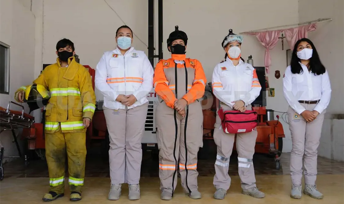 Mujeres combatientes al servicio del pueblo