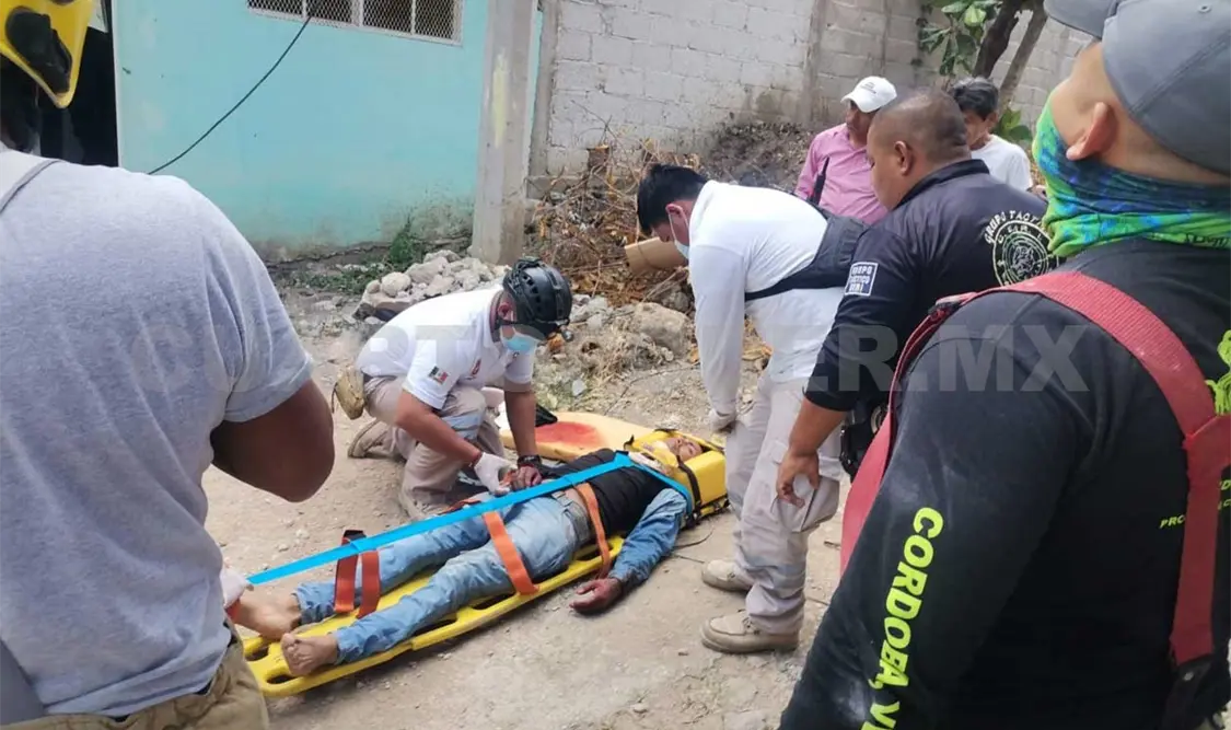 Se electrocuta joven y cae de lo alto de azotea
