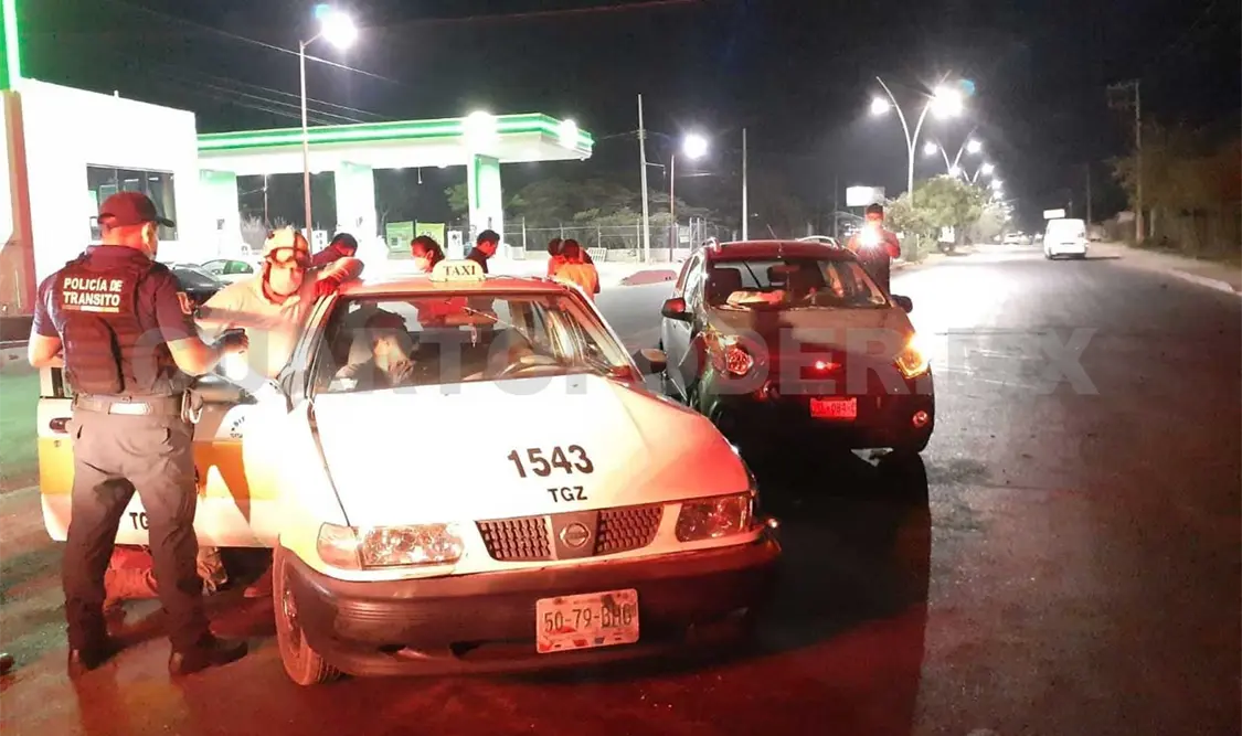 Acelerado taxista provoca un accidente vehicular