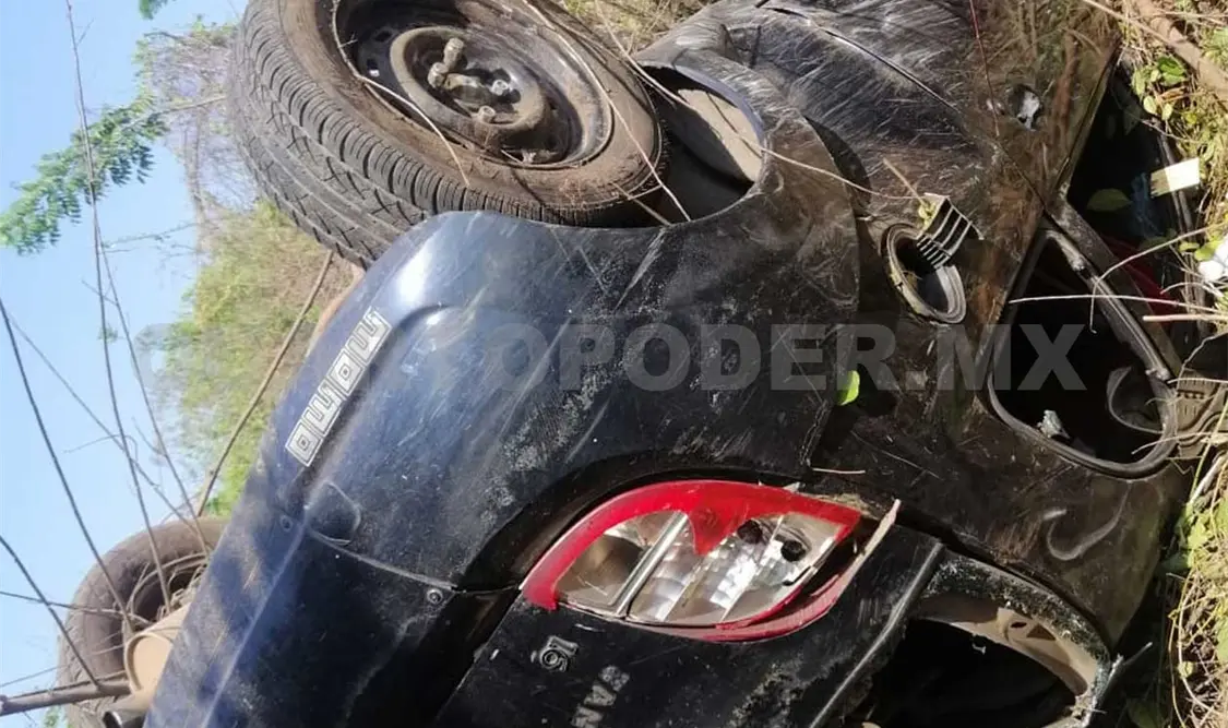 Volcadura de vehículo deja a mujer lesionada