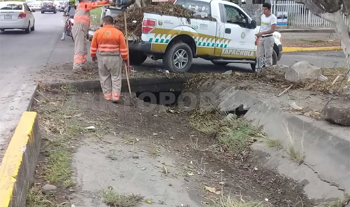 Realizan desazolve de cunetas y drenes pluviales en la ciudad