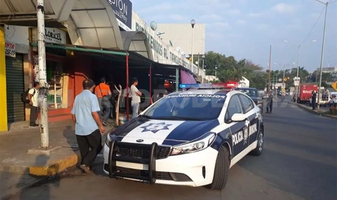Catrachos arremeten contra dama frente a un mercado