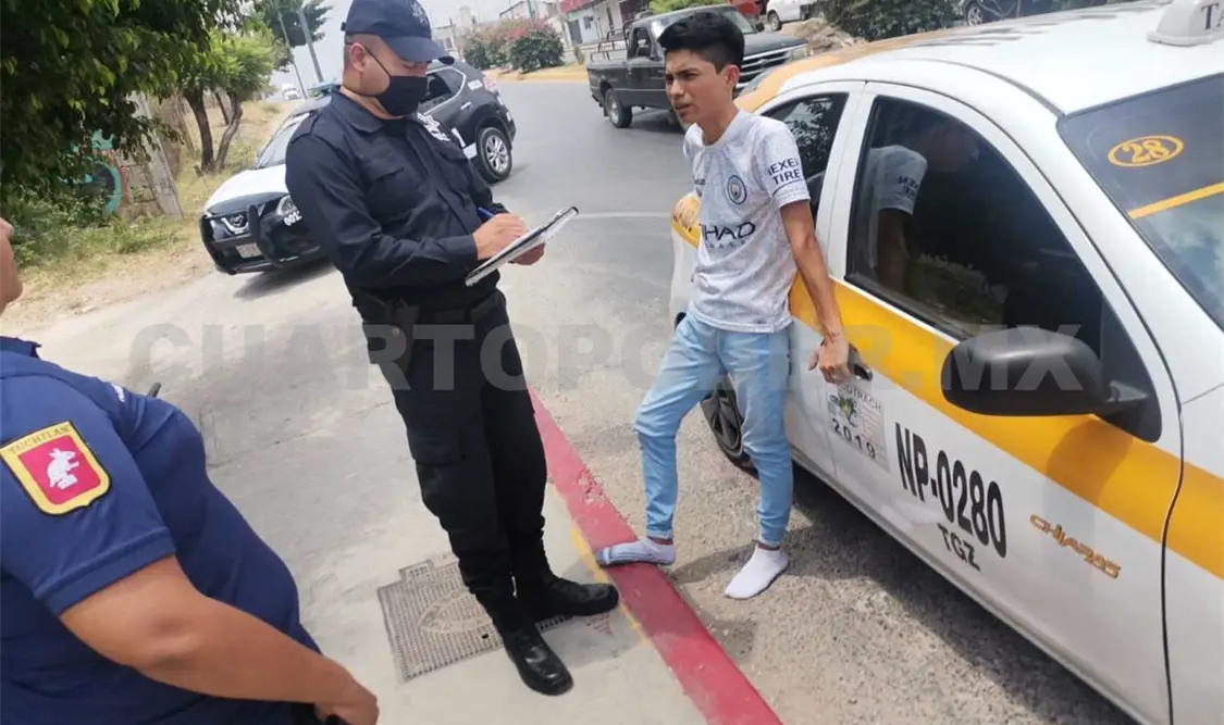 Pareja asalta a taxista y le quitan hasta los zapatos