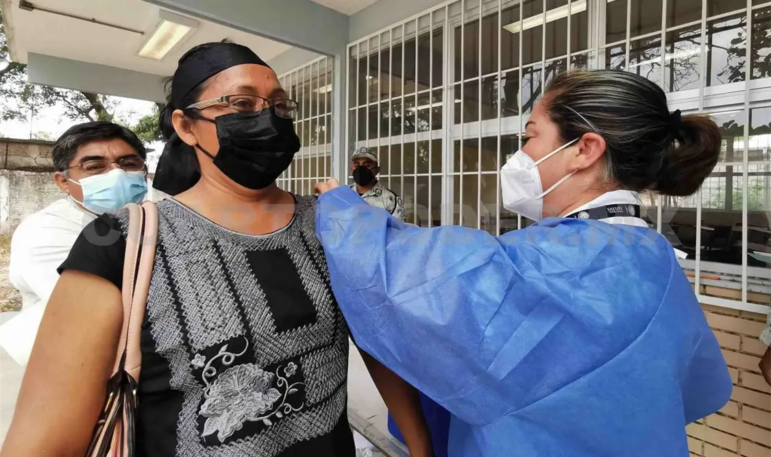 En abril se vacunaron, al menos con una dosis, a todos los adultos mayores en México. El Universal