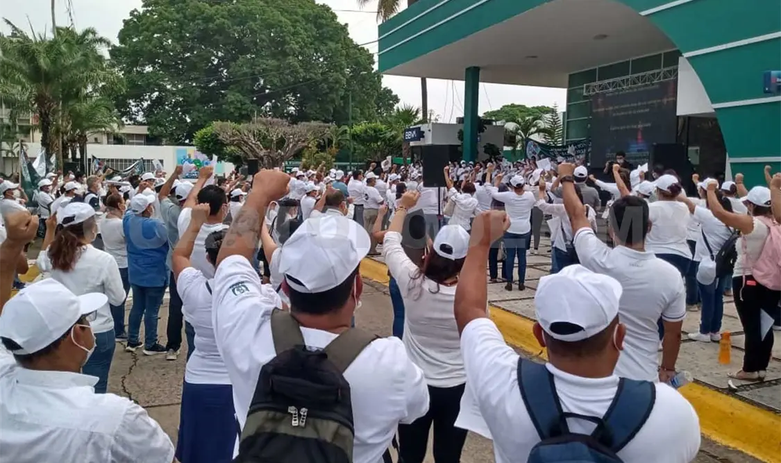 En el marco del Día del Trabajo, integrantes de la Sección 14 del SNTSS Tapachula realizaron un plantón frente a las oficinas administrativas. Víctor Sánchez / CP