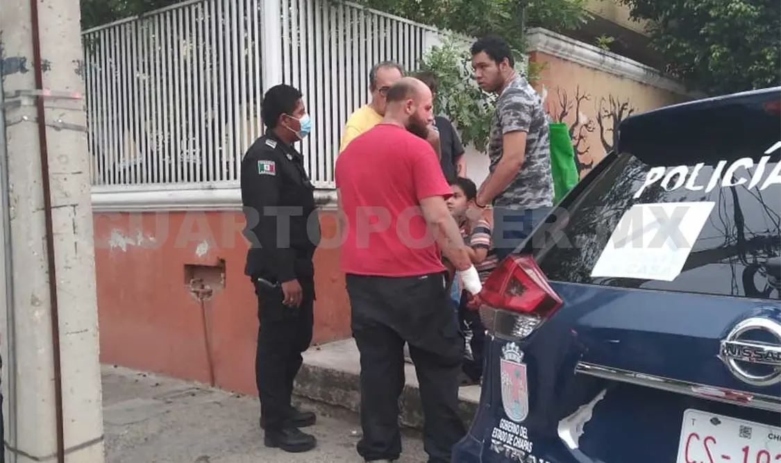 Elementos policiacos y personal del servicio prehospitalario llegaron para dar el auxilio a los implicados. Ulises López / CP