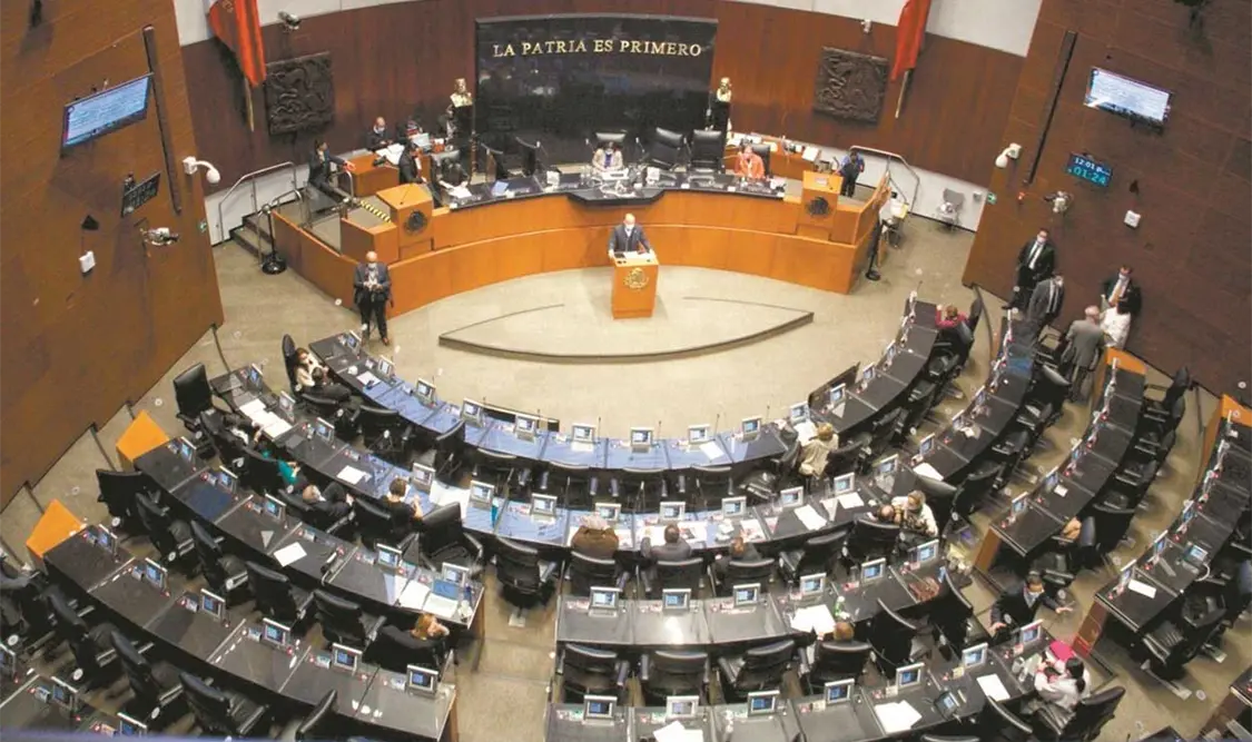 Acusan senadores persecución política de AMLO