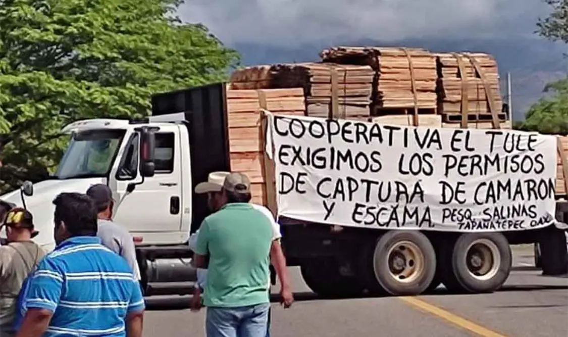 Pescadores impiden paso de Oaxaca a Chiapas