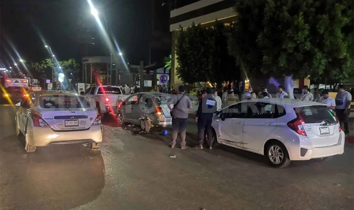 Detienen a ebrio conductor al provocar carambola