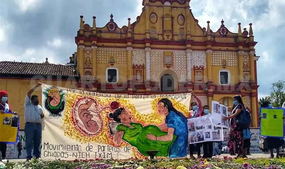 Realizan altar en homenaje a parteras fallecidas