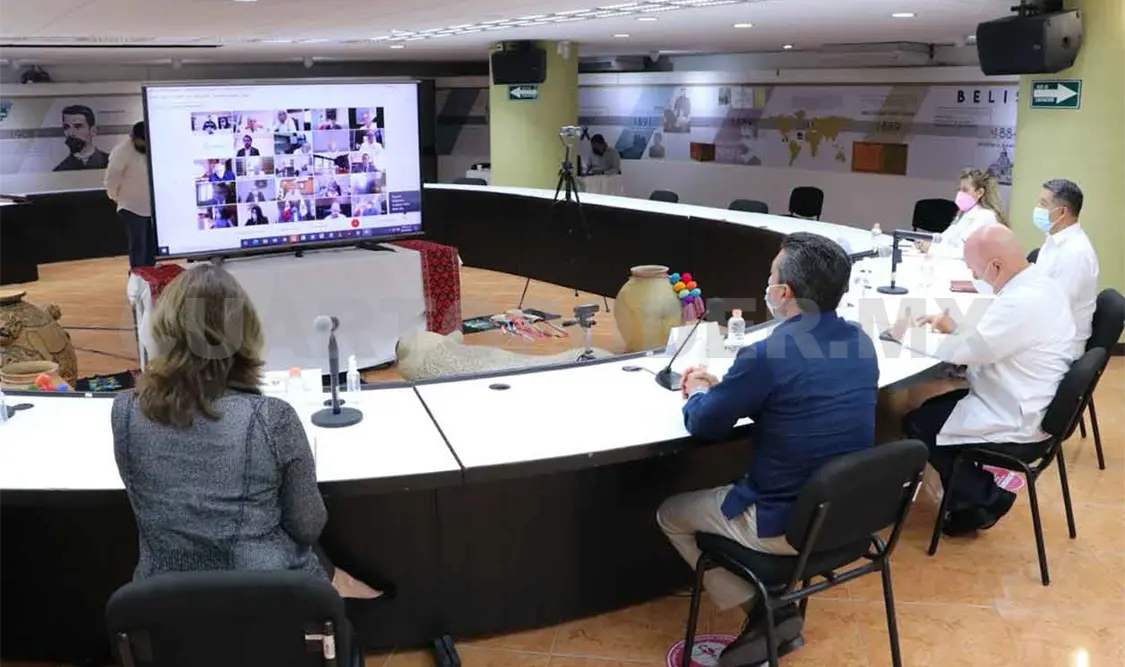 Sostienen reunión para analizar regreso a clases
