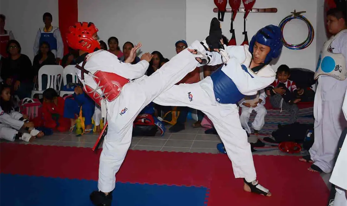 Contra la pared se encuentran los representantes del deporte escolar chiapaneco con respecto a los selectivos de Conade. Cortesía