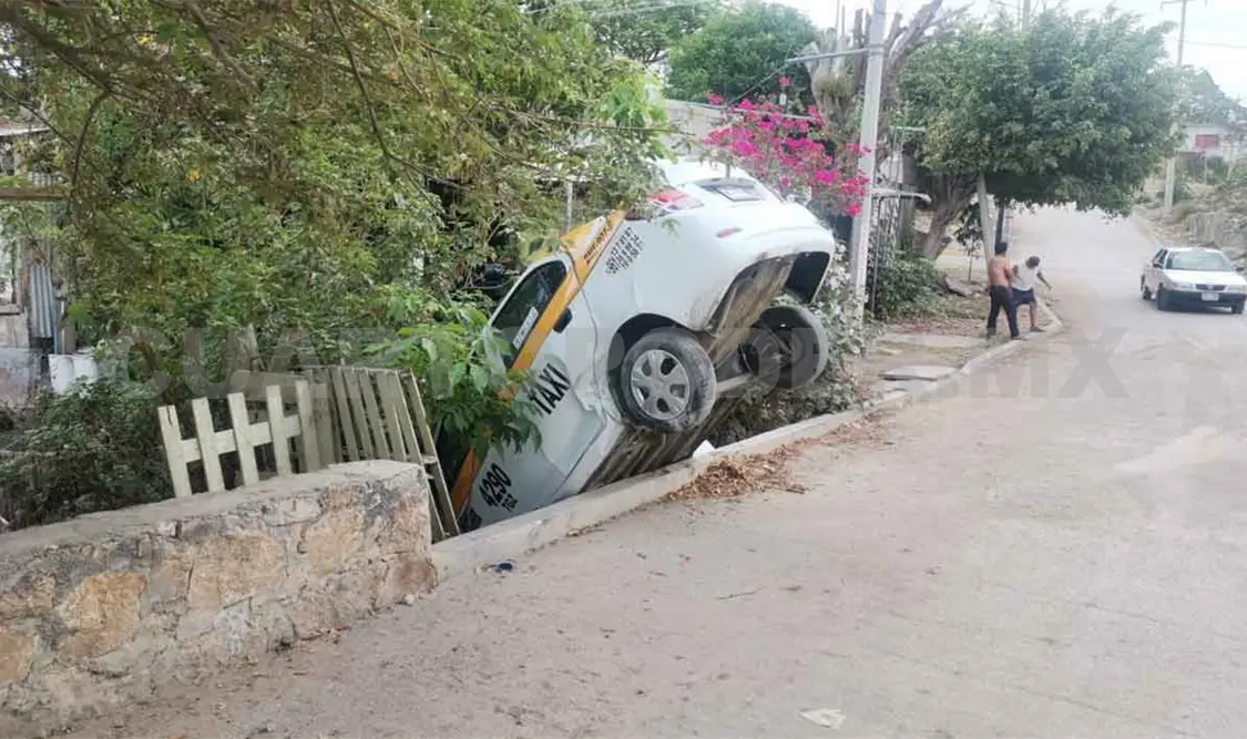 Taxi cae a canal de aguas negras; chofer logra huir