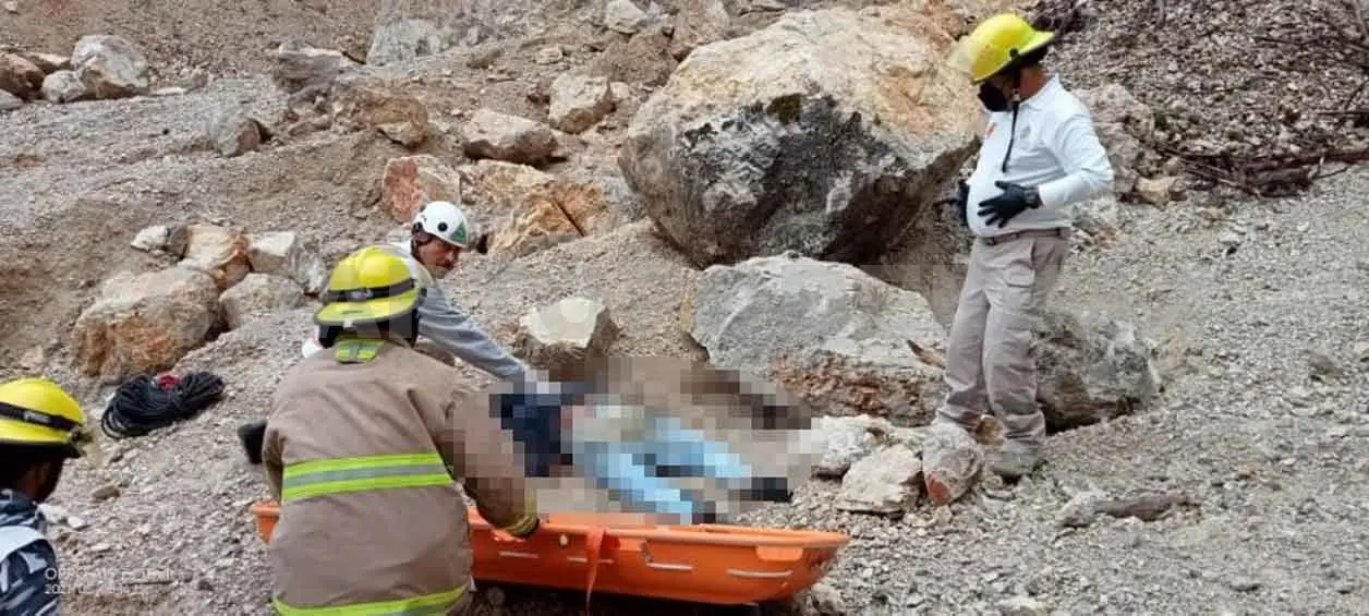 Muere sujeto al caer de 45 metros en una barranca