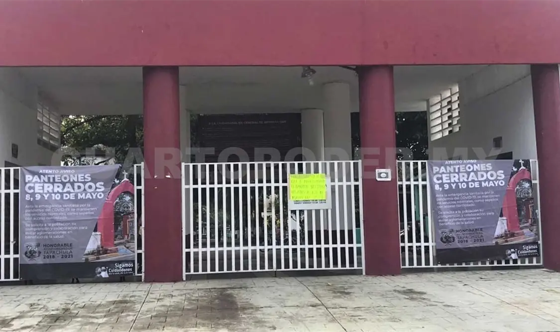 En las entradas principales a los camposantos se instalaron avisos con la finalidad de que la población evite acudir a los mismos. CP