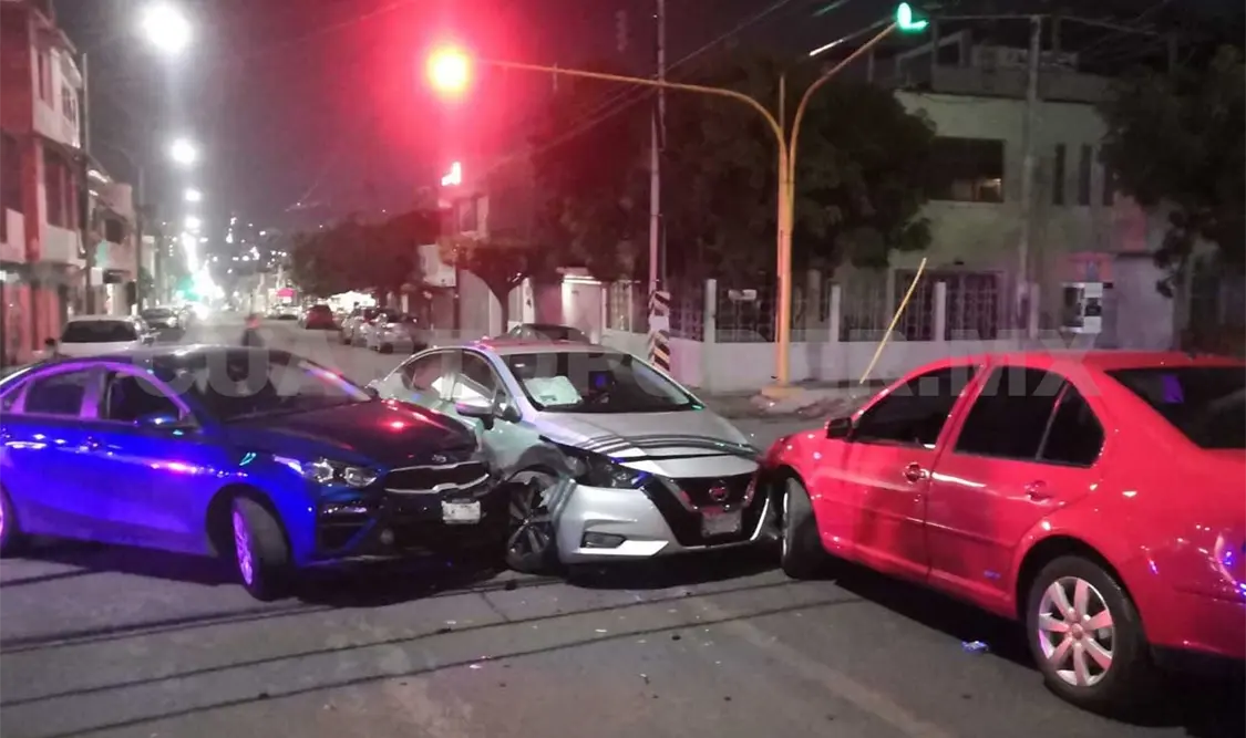 El accidente múltiple ocurrió sobre el cruce de la 12ª calle Poniente y 8ª avenida Norte en la capital del estado. Gonzalo Gonzaga / CP