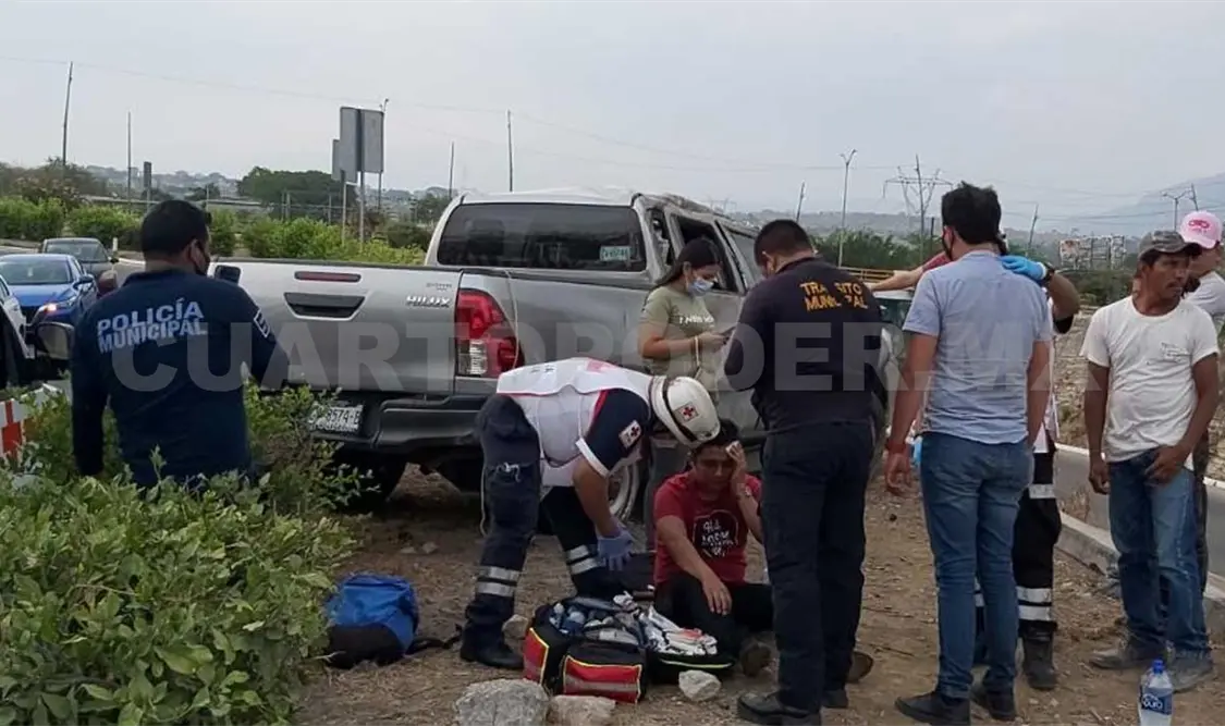 Paramédicos de la Cruz Roja Mexicana y Protección Civil llegaron para valorar a las personas y luego trasladarlas a un hospital. Ulises López / CP