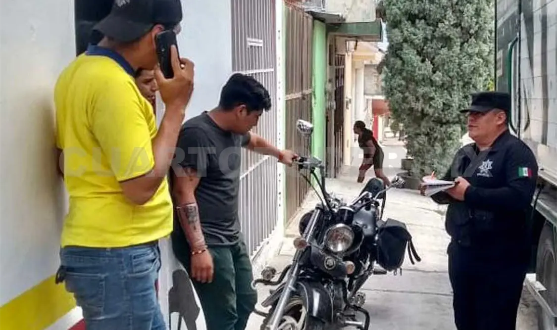 Elementos de la Policía Municipal se presentaron para tomar conocimiento del atraco en la colonia Paso Limón. Gonzalo Gonzaga / CP