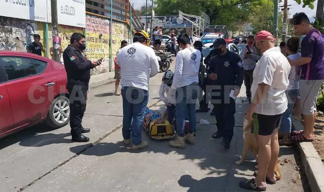 Moto arrolla a anciana; terminó hospitalizada