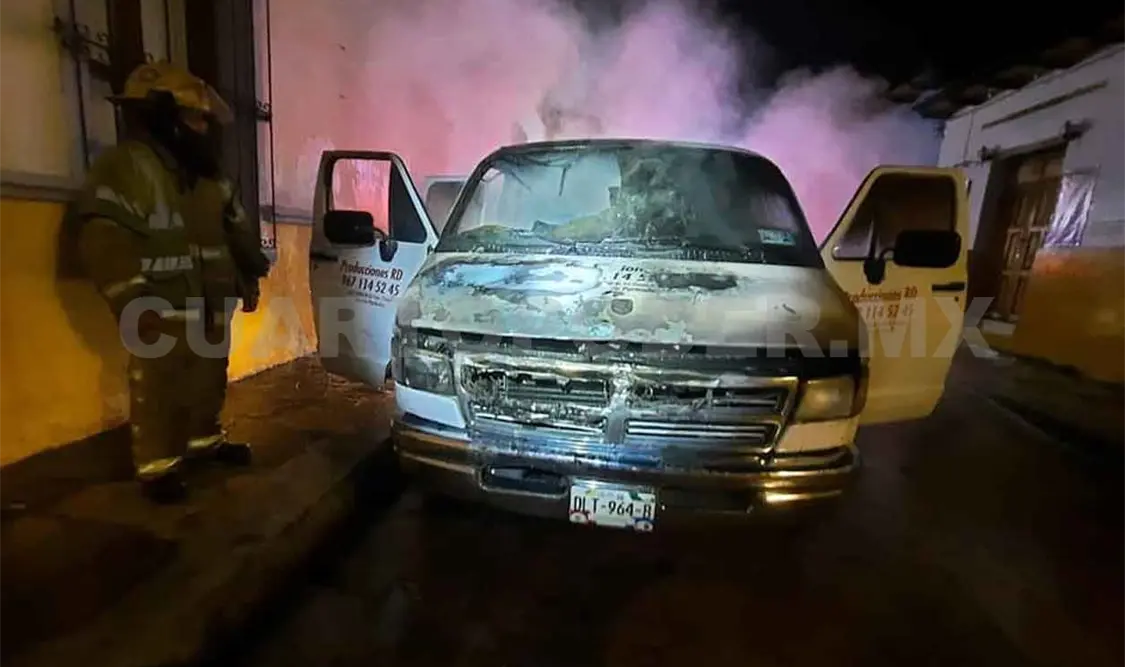 Se incendia furgoneta en la colonia Centro