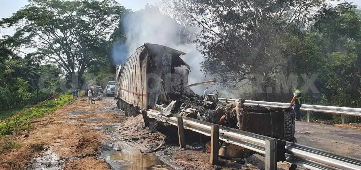 Fallecen dos conductores al estrellarse de frente