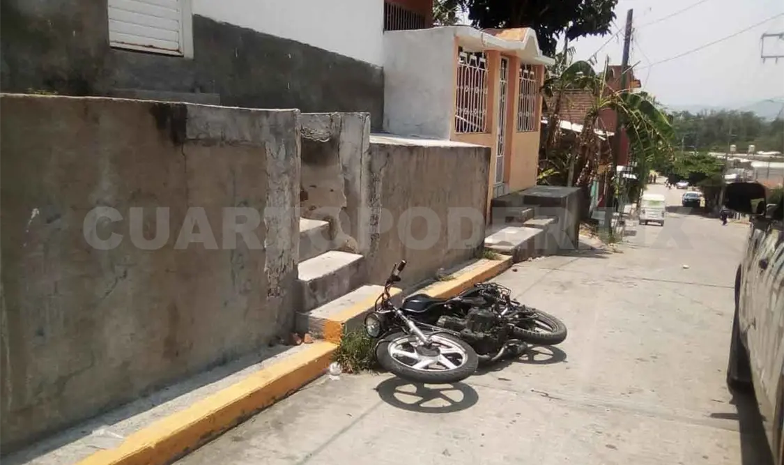Balean a joven y le roban la moto; policías atrapan a uno