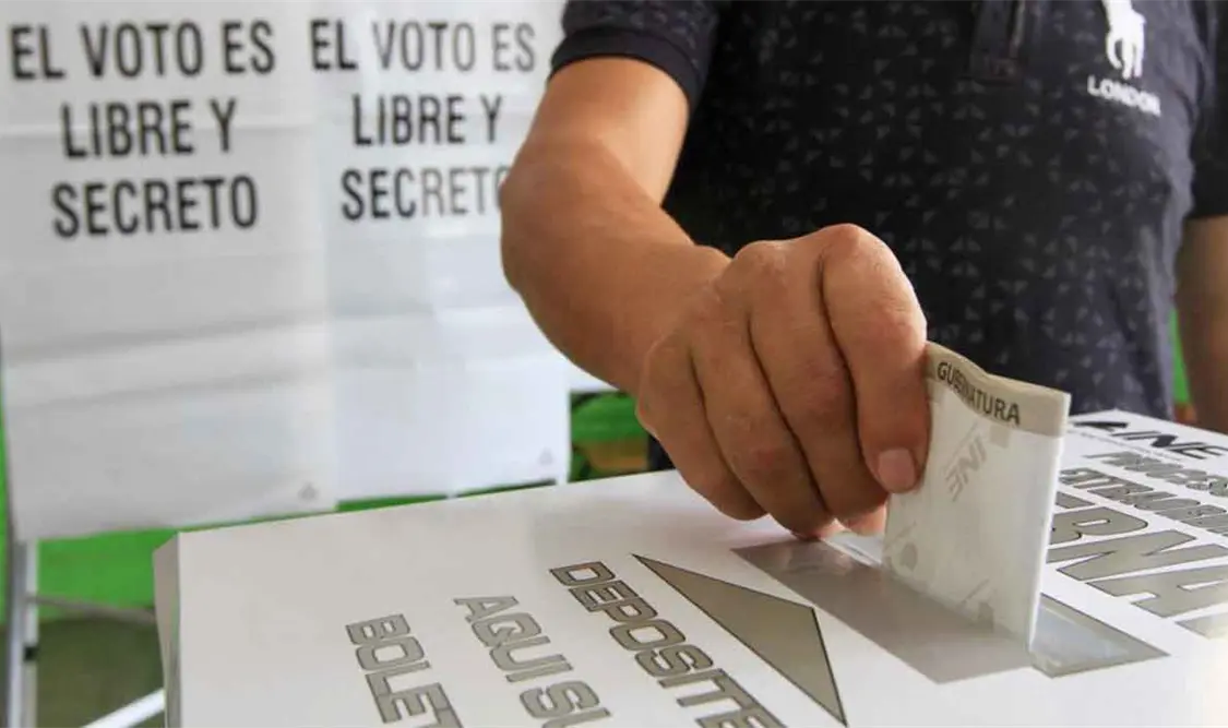 Presenta Zambrano denuncia contra AMLO
